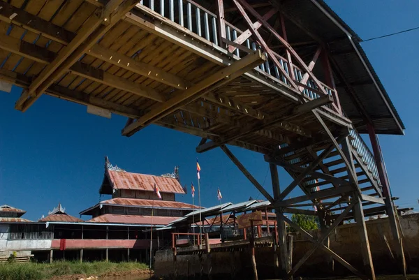 Holzbrücke über Kanal zum Tempel in Myanmar . — Stockfoto