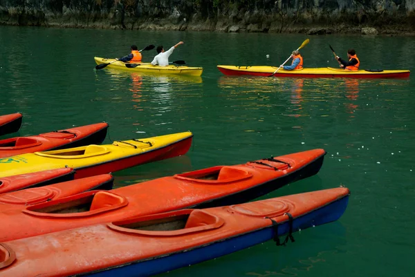 Turista são caiaque remo em Halong Bay, Vietnã . — Fotografia de Stock