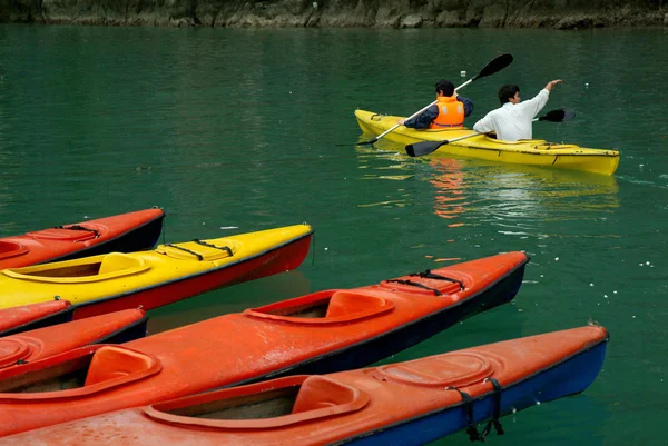 El turista es kayak paddle en Halong Bay, Vietnam . —  Fotos de Stock