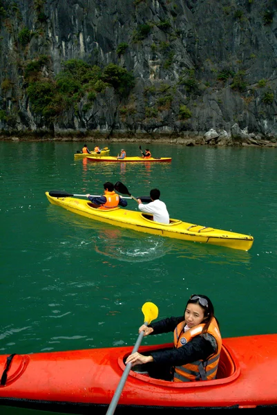 Τουριστικό είναι καγιάκ κουπί σε Halong Bay, το Βιετνάμ. — Φωτογραφία Αρχείου