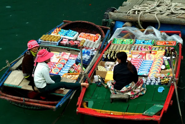 Vietnamese woman selling goods and snack on her boat. — Stock Photo, Image