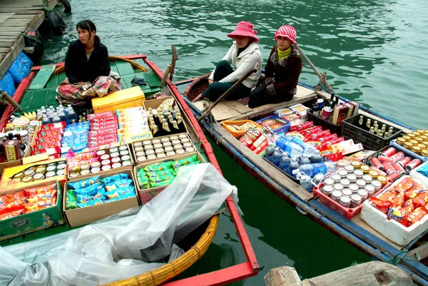Mujer vietnamita vendiendo bienes y bocadillos en su barco . — Foto de Stock