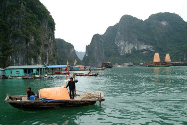 Halong Bay çalışma balıkçı teknesi.