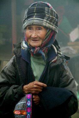 Vietnam'daki eski siyah Hmong kadın portresi.