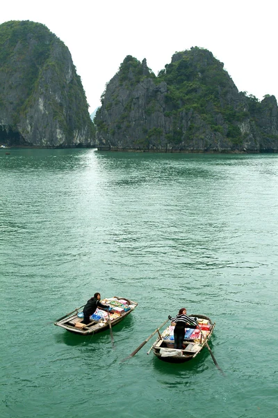 Femme vietnamienne vendant des marchandises et des collations sur son bateau . — Photo