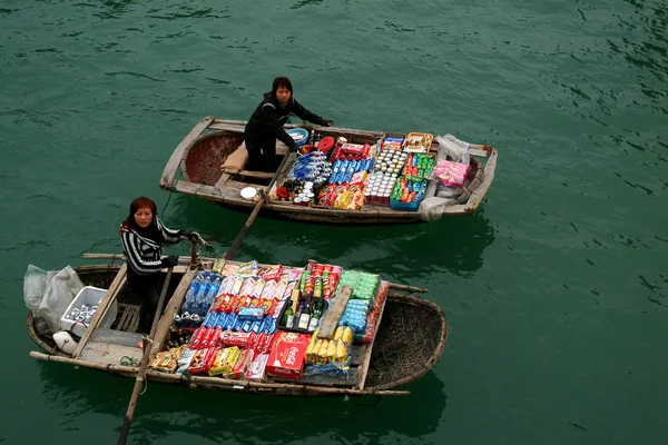 Mulher vietnamita vendendo mercadorias e lanche em seu barco . — Fotografia de Stock