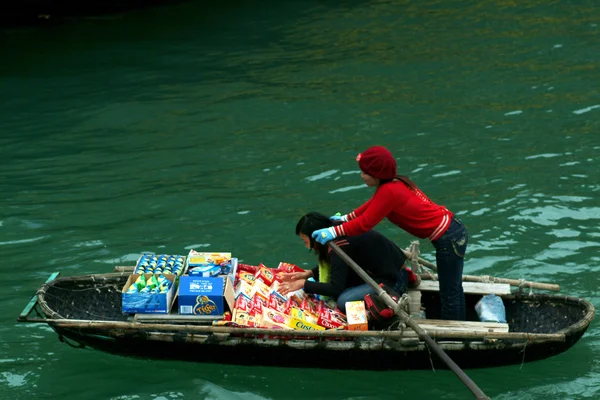 Wietnamskie kobiety sprzedaży towarów i przekąska na jej łódź. — Zdjęcie stockowe