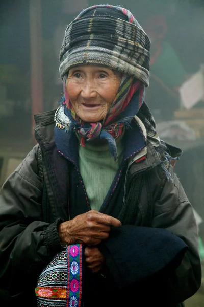 Porträt einer alten schwarzen Hmong-Frau in Vietnam. — Stockfoto