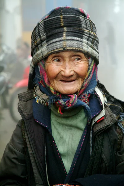 Porträt einer alten schwarzen Hmong-Frau in Vietnam. — Stockfoto