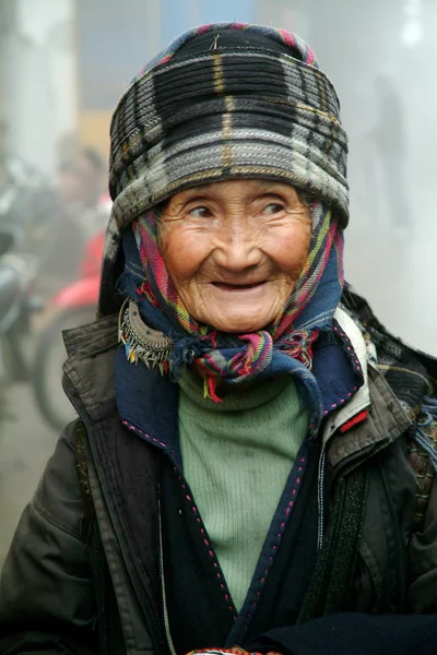 Vietnam'daki eski siyah Hmong kadın portresi.