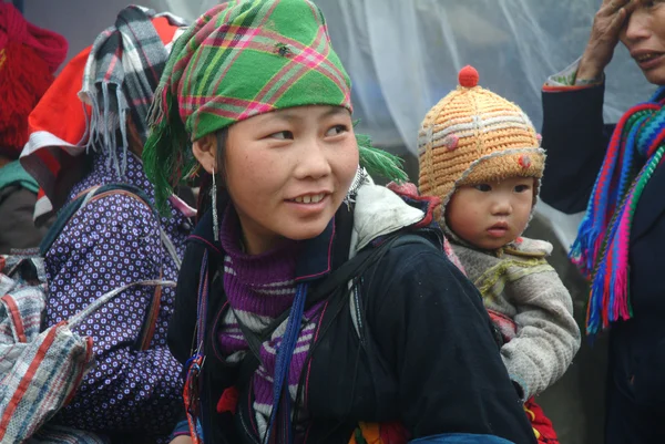 Happy Hmong Hill tribu femme et enfant . — Photo