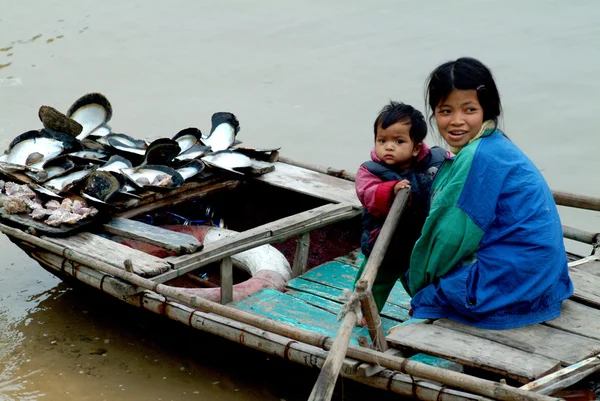 Vietnamca kız ve erkek kardeş Halong Bay Quang Ninh Eyaleti, Vietnam için satan kabuk yüzen. — Stok fotoğraf