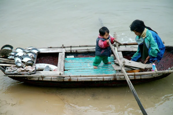 Vietnamese sister and brother floating selling shell in the Halong Bay in Quang Ninh Province, Vietnam. — Stock Photo, Image