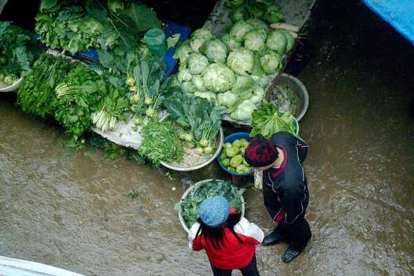 İçinde belgili tanımlık çarşı, Vietnam ayakta turizm. — Stok fotoğraf