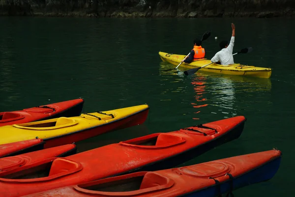 Turystyczne są kajak wiosła w Halong Bay, Wietnam. — Zdjęcie stockowe