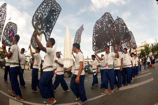 Attori che tengono burattini in Harmony World Carnevale delle marionette a Bangkok, Thailandia . — Foto Stock