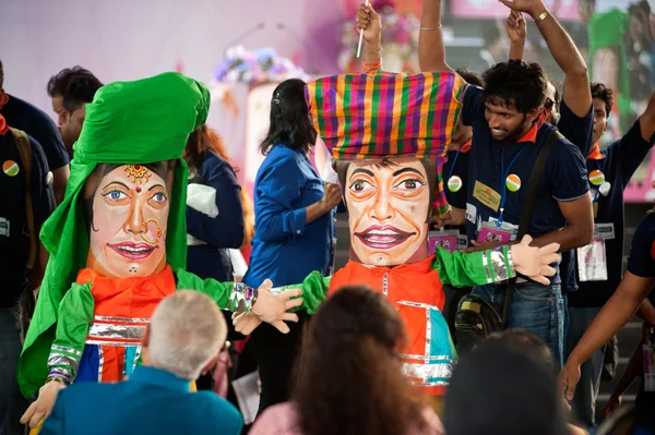 Attori che tengono burattini in Harmony World Carnevale delle marionette a Bangkok, Thailandia . — Foto Stock