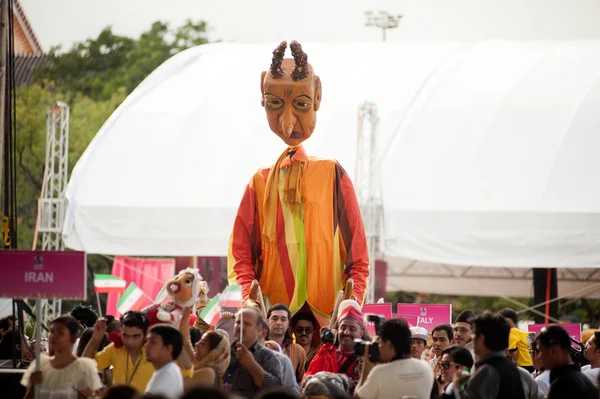 Kuklalar uyum dünya kukla karnaval Bangkok, Tayland tutan aktörler. — Stok fotoğraf