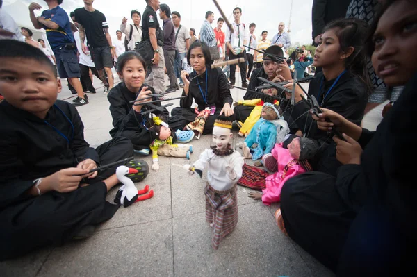 Acteurs tenant des marionnettes dans Harmony World Puppet Carnival à Bangkok . — Photo