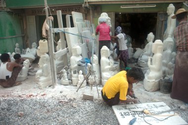 Birman adam büyük mermer Buda heykeli oyma.