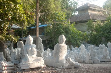 Grup mermer Buda'nın dışında oynanan oymalı.