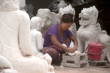 Bir mermer parlatma Buda heykeli.