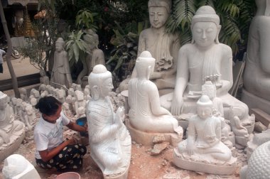 Bir mermer parlatma Buda heykeli.