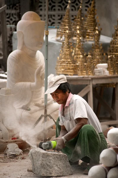 Birmese man carving een grote marmeren standbeeld van Boedha. — Stockfoto