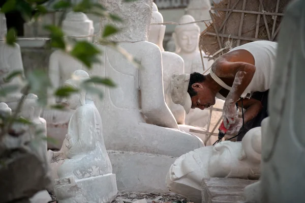 Homme birman sculptant une grande statue de Bouddha en marbre . — Photo