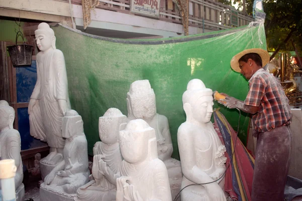 Burmese man carving a large marble Buddha statue. — Stock Photo, Image