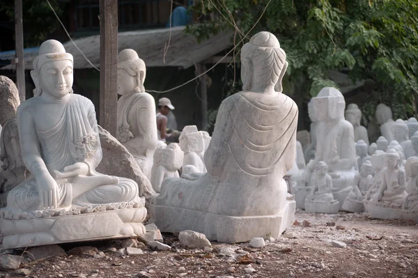 Группа Мраморного Будды была вырезана снаружи . — стоковое фото