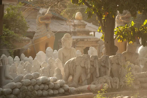 Groupe de Bouddha en marbre a été sculpté Placé à l'extérieur . — Photo