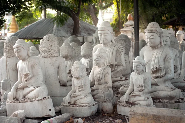 Skupina z mramoru Buddha byl vytesán umístěny vně. — Stock fotografie