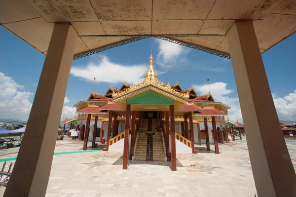 Hpaung Daw U pagode is de beroemde tempel in Myanmar. — Stockfoto