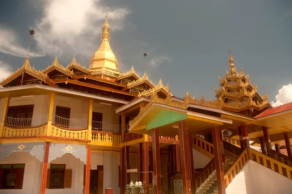 Hpaung Daw U Pagoda é o famoso Templo de Mianmar . — Fotografia de Stock