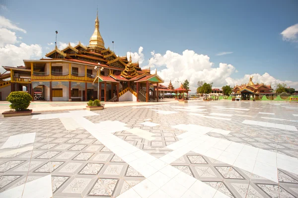 Hpaung Дау U розташований знаменитий храм в М'янмі. — стокове фото