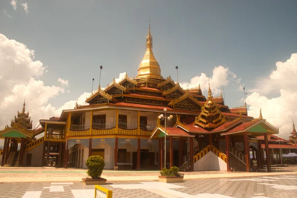 Hpaung Daw U Pagoda je slavný chrám v Myanmaru. — Stock fotografie