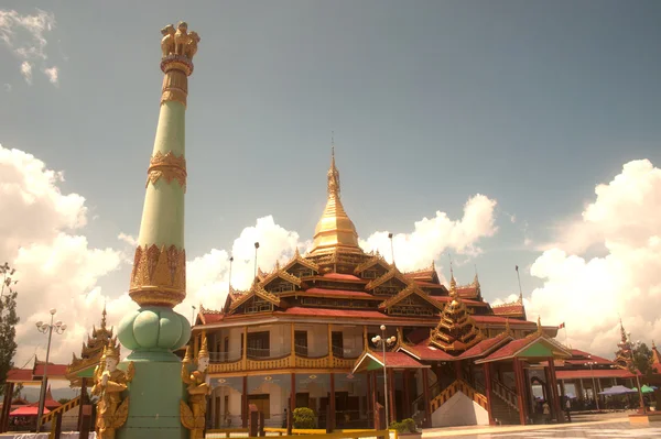 Hpaung Daw U Pagoda é o famoso Templo de Mianmar . — Fotografia de Stock