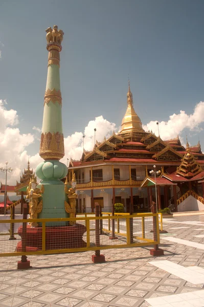Hpaung Daw U Pagoda es el famoso templo en Myanmar . — Foto de Stock