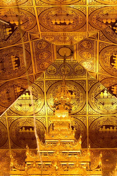 Arte do teto de Mianmar no centro do salão principal de Hpaung Daw U Pagoda . — Fotografia de Stock