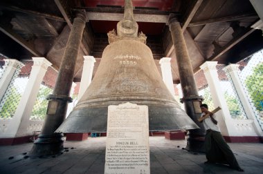 Mingun çan Myanmar isabet adam.