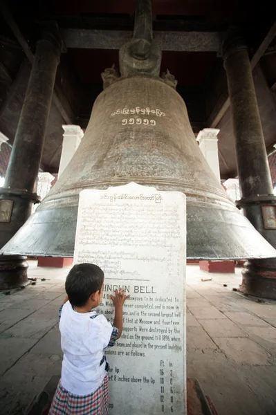 Chico leyendo placa de campana Mingun en Myanmar . — Foto de Stock