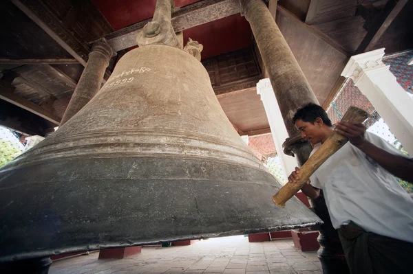 Mingun çan Myanmar isabet adam. — Stok fotoğraf