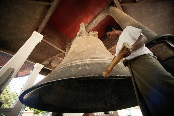 Un homme frappe la cloche de Mingun au Myanmar . — Photo
