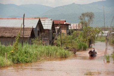 Inle Gölü, Myanmar içinde yüzen evi.