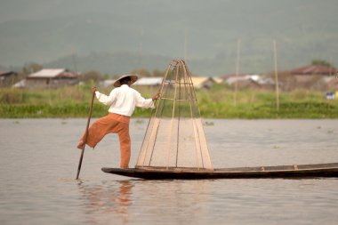 Geleneksel balıkçı net Inle Gölü, Myanmar.