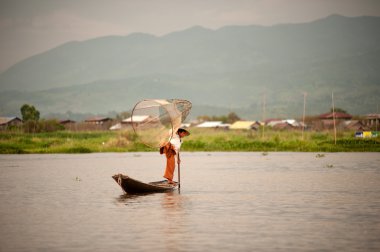 Geleneksel balıkçı net Inle Gölü, Myanmar.