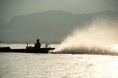 Su püskürtme out geriye.