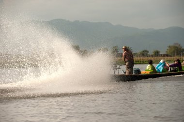Su püskürtme out geriye.