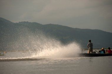 Su püskürtme out geriye.